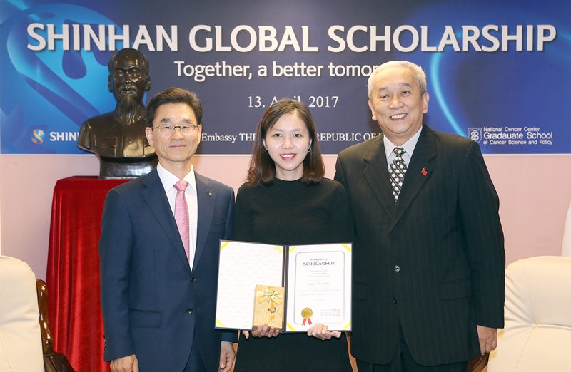 신한은행, 국제암대학원대학교 외국인 재학생 장학금 전달