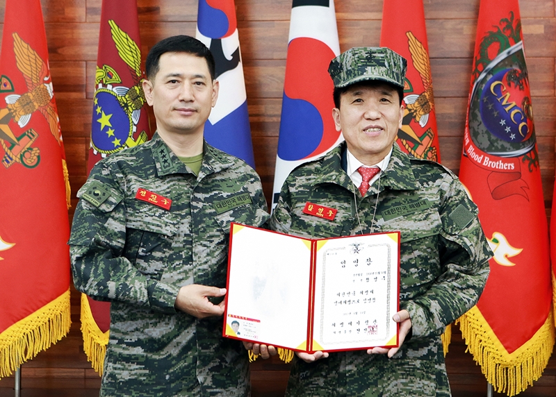 함영주 행장 해병대 사령부에 장학증서 전달
