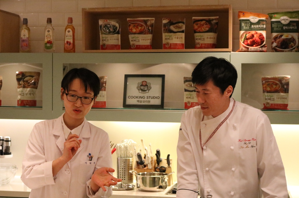 지난 14일 CJ제일제당 본사에서 열린 ‘비비고 가정식 R&D 토크 간담회’ 중 이남주 CJ제일제당 식품연구소 수석연구원(왼쪽)과 김무년 CJ제일제당 푸드시너지팀 셰프가 ‘비비고 육개장’의 제조 과정을 설명하고 있다. CJ제일제당 제공