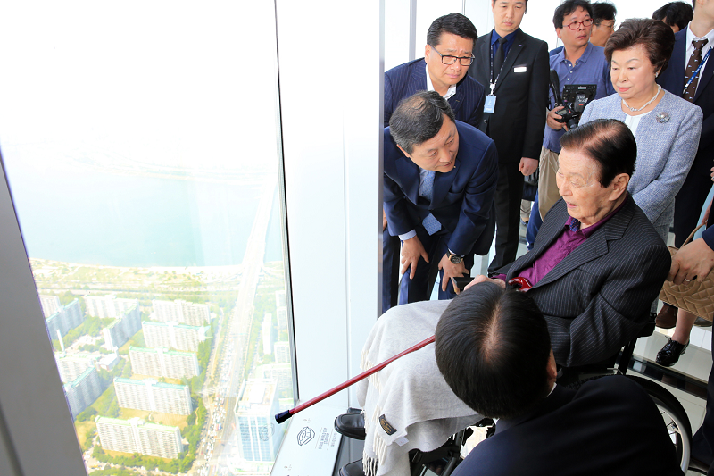 지난 5월 서울 송파구 잠실 롯데월드타워 전망대에 방문한 신격호 롯데그룹 총괄회장. 롯데그룹 제공