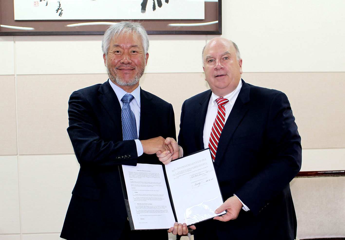 (좌측부터) 정현식 해마로푸드서비스 대표와 J.D.IRVING 카벤디쉬 대표가 ‘카벤디쉬’의 독점공급 계약을 맺고 기념촬영을 하고 있다. 해마로푸드서비스 제공