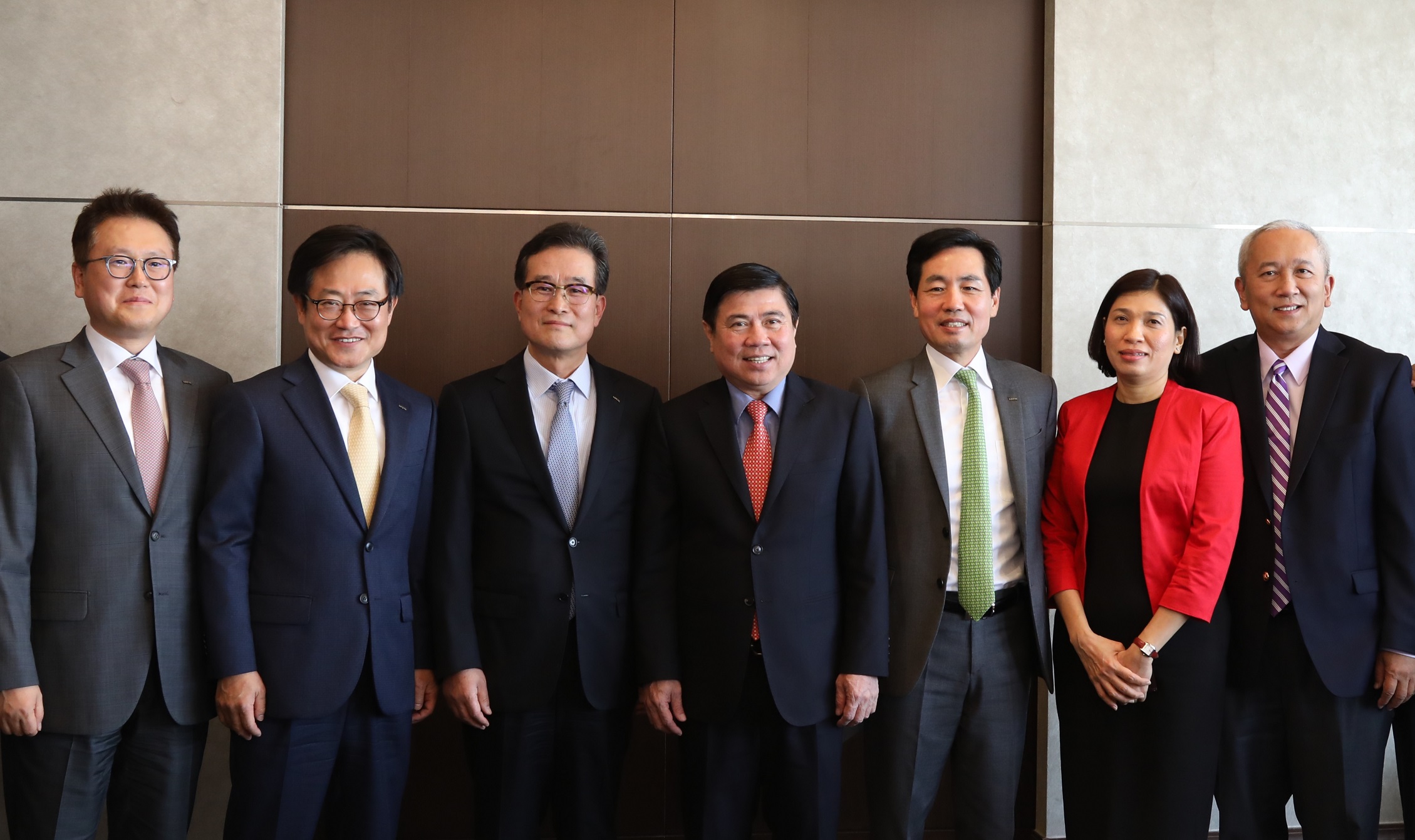 (좌측부터) 17일 소공동 롯데호텔에서 이광영 롯데자산개발 대표, 강희태 롯데백화점 대표, 세이원준 롯데그룹 유통BU장, 응웬 탄 퐁 베트남 호치민 인민위원장, 김창권 롯데카드 대표, 오른쪽 첫번째 응웬 부 뚜 주한 베트남 대사가 면담을 하고 기념촬영을 하고 있다. 롯데그룹 제공