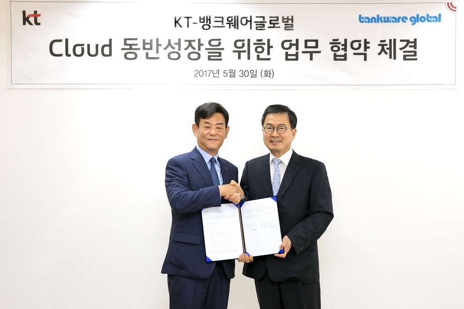 △정윤식 KT 기업고객본부장 전무(왼쪽)와 이경조 뱅크웨어글로벌 대표이사가 업무협약 후 기념촬영을 하고 있다 /사진제공=KT