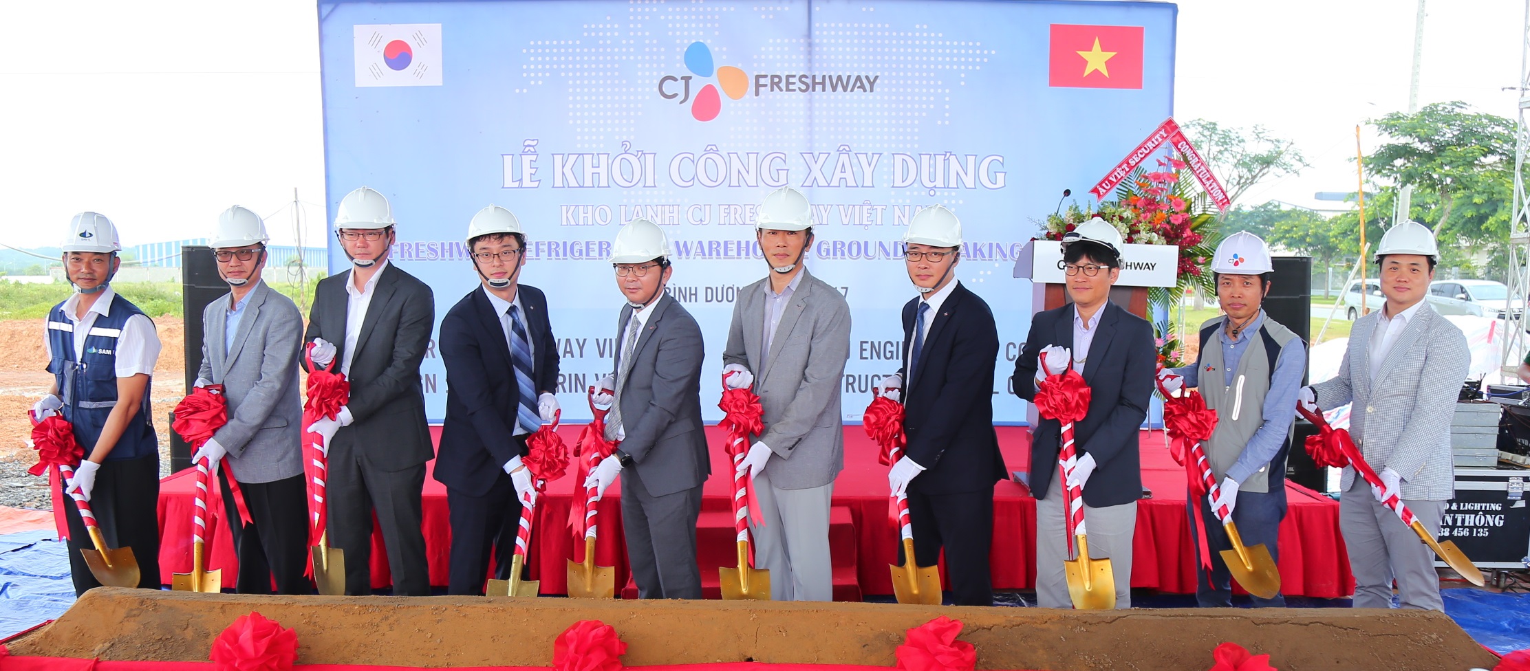 지난 30일 베트남 호치민 빈증성 인근 CJ프레시웨이 물류센터 착공식에서 관계자들이 기념촬영을 하고 있다. CJ프레시웨이 제공