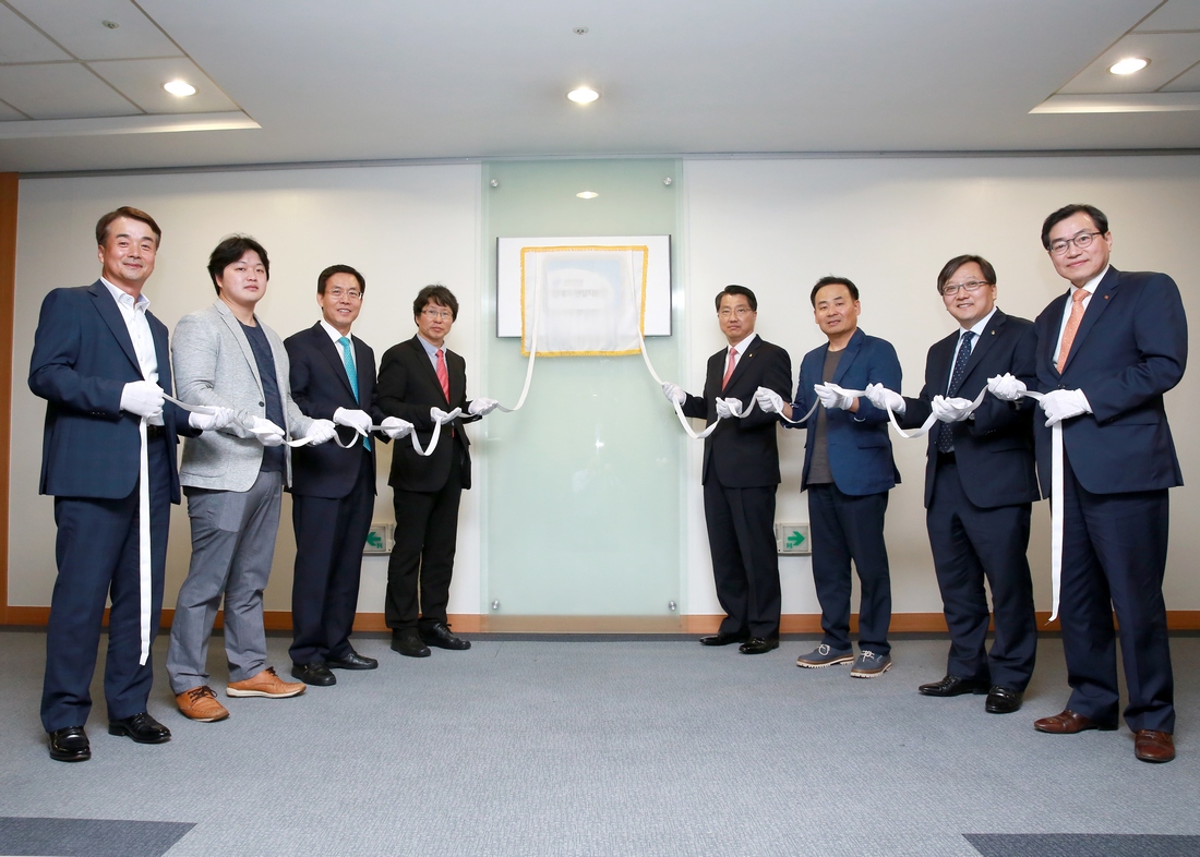 금융감독원이 7일 오후 핀테크 현장 자문서비스를 개시했다. (왼쪽부터)정인화 금감원 핀테크현장자문단장, 김태훈 한국핀테크산업협회 부회장, 서태종 금감원 수석부원장, 정유신 핀테크지원센터장, 진웅섭 금감원장, 김광현 D.Camp 센터장, 최성일 금감원 IT금융정보보호단 선임국장, 최인규 투이컨설팅 사장.