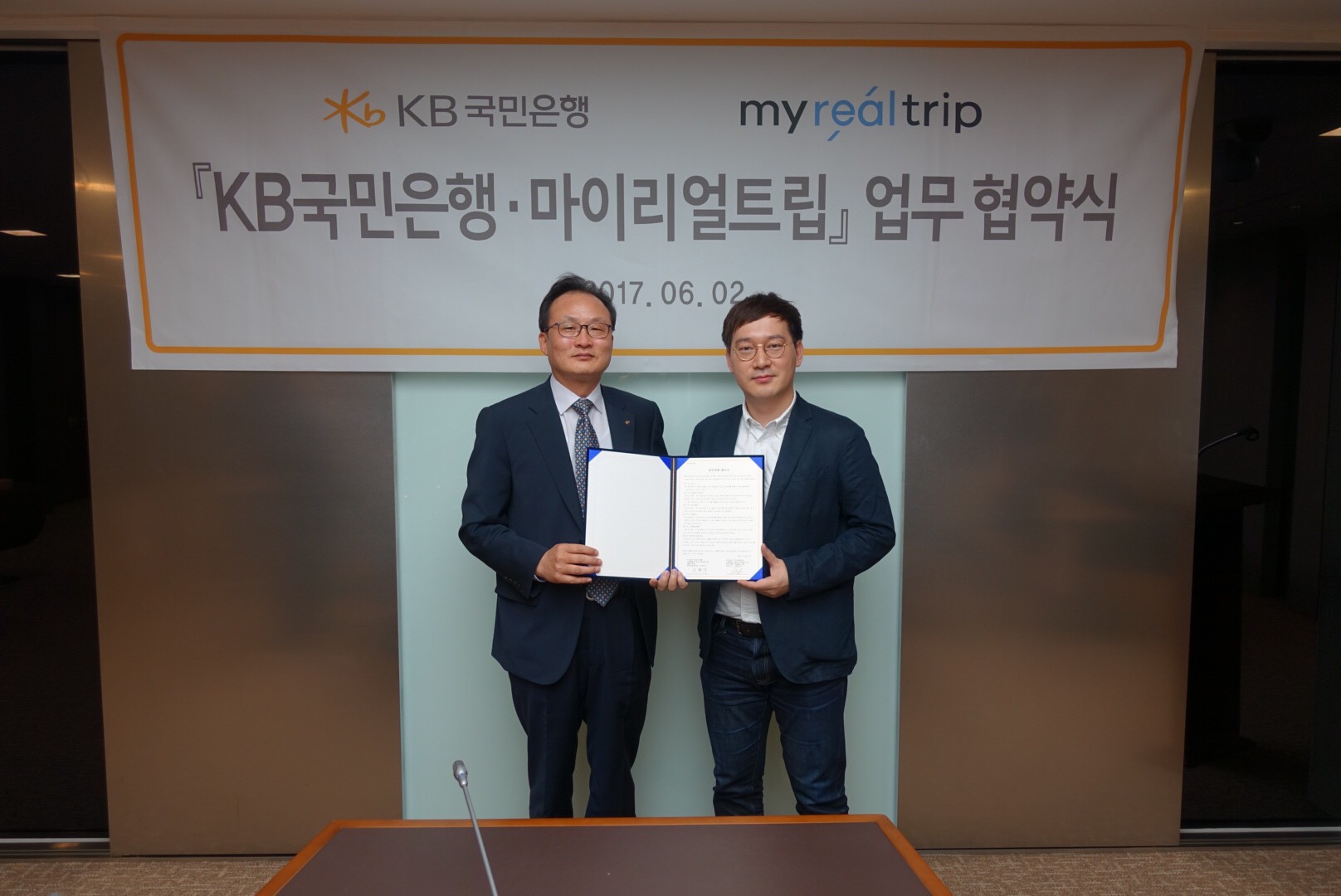 △(왼쪽)이환주 KB국민은행 외환사업본부장, 이동건 마이리얼트립 대표/사진=국민은행