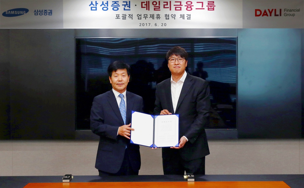 삼성증권은 데일리금융그룹과 핀테크를 활용한 종합 자산관리 플랫폼 개발을 위한 포괄적 업무제휴 협약을 체결했다. (왼쪽부터)삼성증권 스마트사업부장 정영완 상무, 데일리금융그룹 박상영 대표.