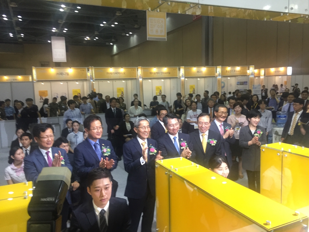 △취업박람회 안 현장 면접관을 찾은 윤종규 회장(왼쪽에서 3번째)/사진=한국금융신문