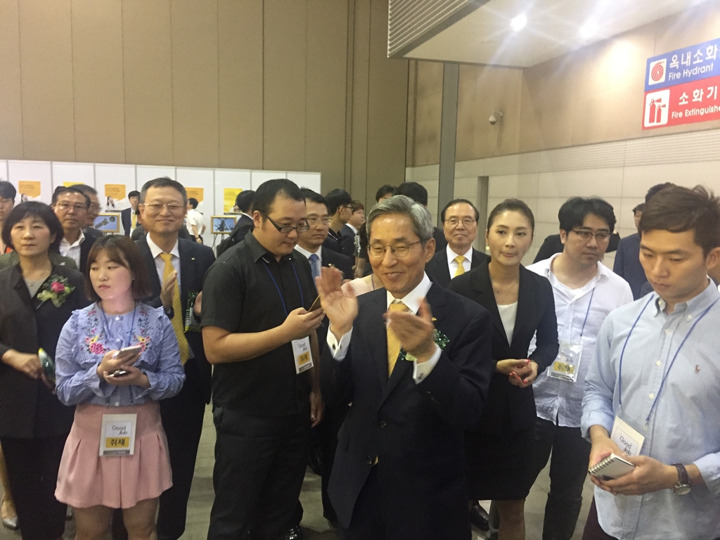 △윤종규 KB금융 회장(가운데)/사진=한국금융신문