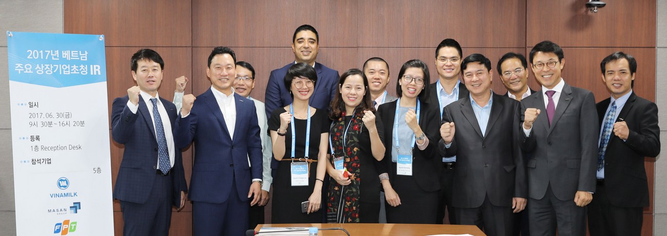 한국투자증권이 30일 국내 첫 '베트남 주요 상장기업 초청 IR' 행사를 개최하고 기념촬영을 하고 있다. 김성환 경영기획총괄 부사장(왼쪽 두번째), 윤희도 리서치센터장(왼쪽 첫번째), 이준재 법인본부장(오른쪽 두번째).