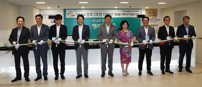 △(좌측부터) 이진국 하나금융투자 사장, 하승호 하나금융투자 서부지역본부장, 김용수 압구정금융센터 부센터장, 고객 3명, 김경주 압구정금융센터장, 강효창 하나은행 강남서초영업본부장, 박석훈 하나금융투자 부사장/ 사진=하나금융투자