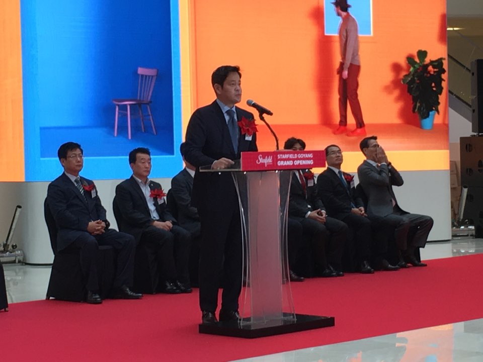 24일 오전 경기도 고양시에서 열린 스타필드 고양 그랜드오픈 행사에서 정용진 신세계그룹 부회장이 환영사를 건네고 있다. 신미진 기자