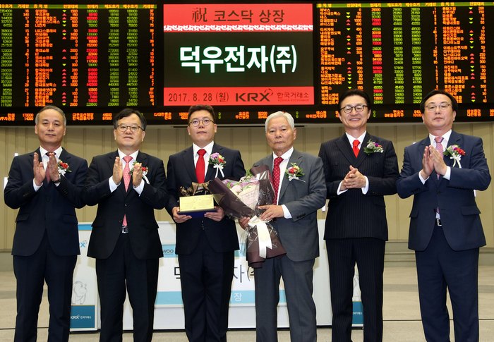 한국거래소 코스닥시장본부는 28일 오전 8시 40분부터 서울사옥 홍보관에서 카메라 모듈 부품 개발업체인 덕우전자(주)의 코스닥시장 신규상장기념식을 개최했다. (왼쪽부터)최규준 한국IR협의회 부회장, 김재준 한국거래소 코스닥시장위원회 위원장, 이준용 덕우전자(주) 대표이사, 이재민 덕우전자(주) 회장, 유상호 한국투자증권 대표이사, 송윤진 코스닥협회 부회장.