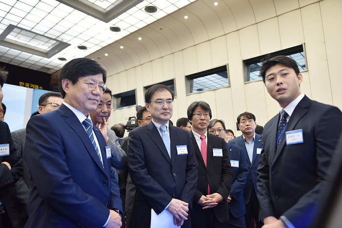 (왼쪽부터)강신 코스콤 전무이사, 권용원 키움증권 사장, 손병두 금융위원회 상임위원, 정유신 핀테크센터장이 30일 '제19차 핀테크 데모데이'에서 서비스 상용화에 나선 핀테크 기업으로부터 관련 설명을 듣고 있다.