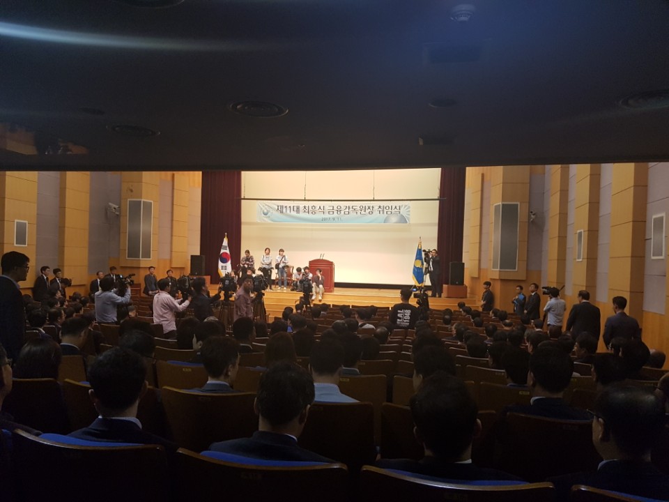 최흥식 신임 금융감독원장은 11일 오전 10시 금감원에서 열린 취임식에서 "원칙과 기본에 충실한 금융감독을 실천하겠다"라고 말했다./사진=전하경 기자