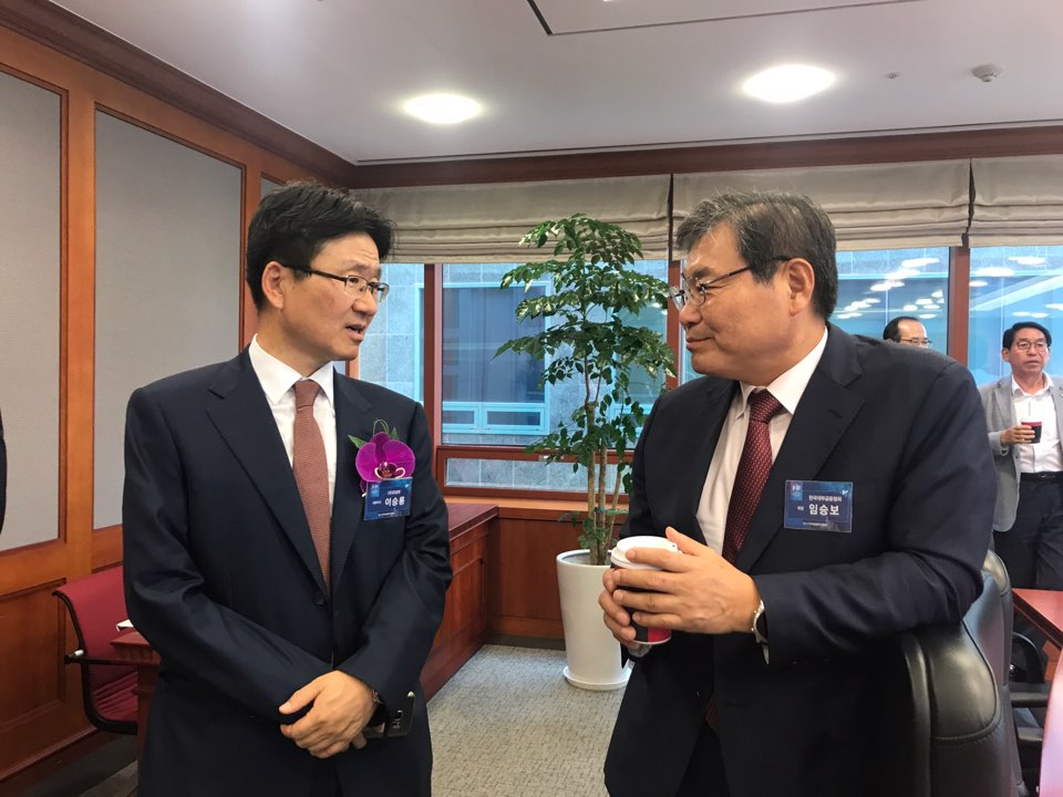 19일 서울 금융투자협회에서 열린 '2017 한국금융투자포럼'에서 이승룡 프로핏 대표이사(좌측)와 임승보 한국대부금융협회 회장이 대화를 나누고 있다. 한국금융신문DB