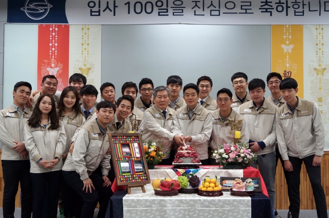 17일 하광용 쌍용차 인력·관리본부장 부사장(첫째줄 가운데)이 정담회에서 신입사원들과 입사 100일 기념 떡케이크를 컷팅하며 축하하고 있다.사진=쌍용자동차.