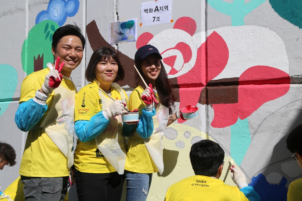 △아프로서비스그룹 임직원이 벽화 그리기 봉사활동을 하고 있다./사진아프로서비스그룹