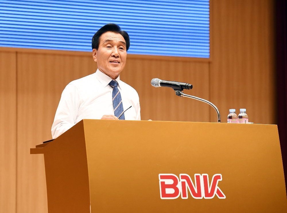 △김지완 BNK금융지주 회장이 지난 20일 부산은행 본점에서 임직원들을 대상으로 특강을 했다./사진=BNK금융지주