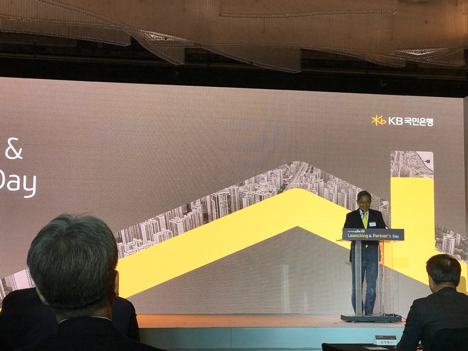 △24일 'KB부동산 리브온' 론칭 행사에서 발언하는 윤종규 KB금융지주 회장
