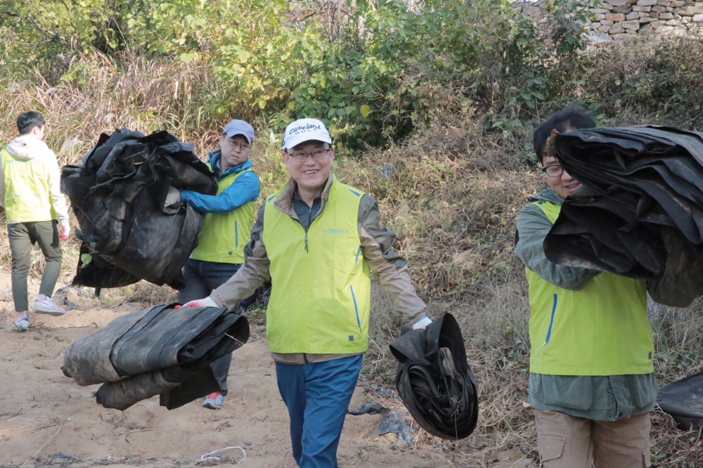 외암마을을 찾아 자원봉사활동을 펼친 정성환 전략총괄부사장과 농협생명 임직원 40여명/ 사진제공=NH농협생명