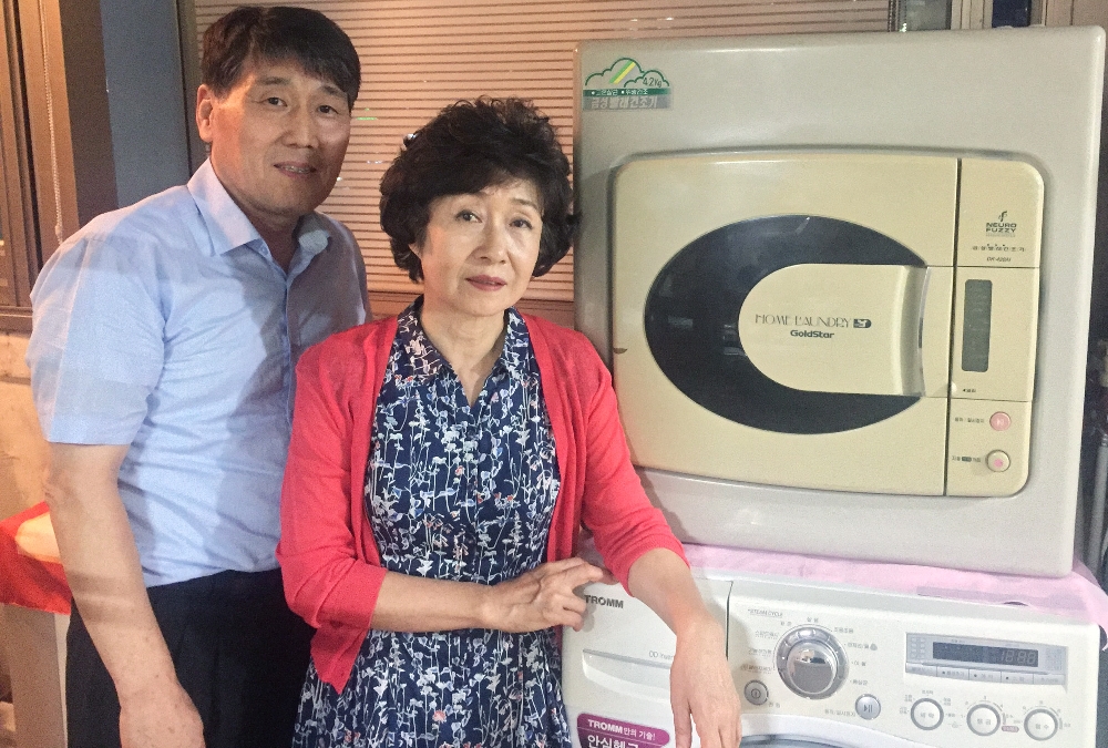 △1994년 구입한 금성사 의류건조기(오른쪽 상단)를 기증한 염재영씨(왼쪽)와 이희순씨(오른쪽) /사진제공=LG전자