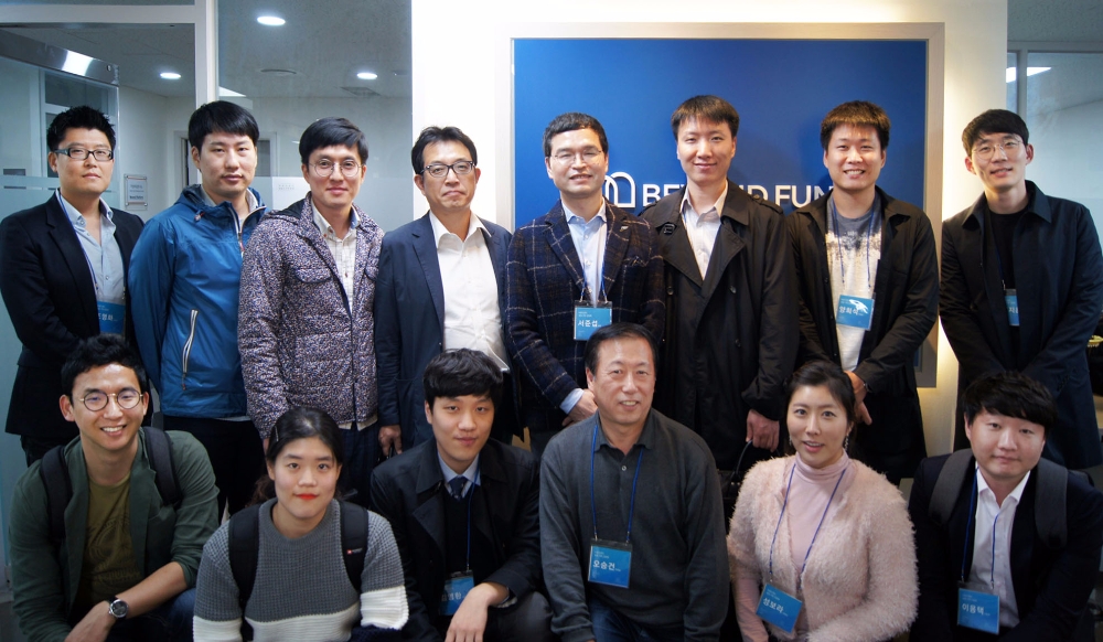 △서준섭 비욘드펀드 대표가 비욘드펀드 본사에서 최단기간 누적투자액 300억 돌파 기념 투자자 대상 간담회를 개최하고 기념 사진을 촬영했다./사진=비욘드펀드