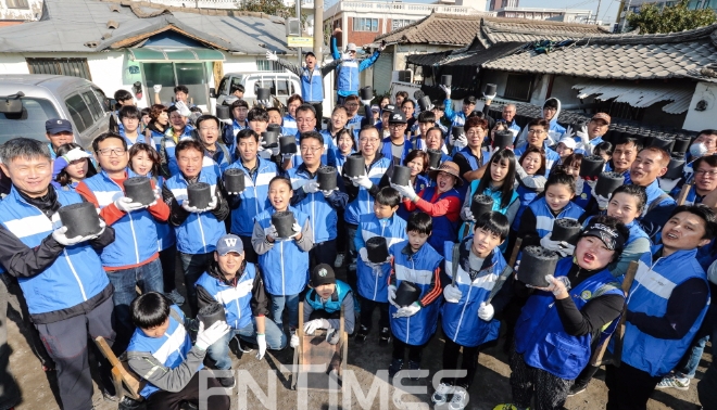 한국지엠한마음재단과 시민 자원봉사자 등 100여명이 28일 연탄 나눔 봉사에 참여하고 기념사진을 찍고 있다. 사진=한국지엠.