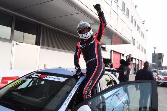 ‘i30 N TCR’ 드라이버 ‘가브리엘 타퀴니’ 선수가 ‘TCR 유럽 트로피’ 대회 결승2에서 우승한 후 환호하는 장면. 사진=현대자동차.