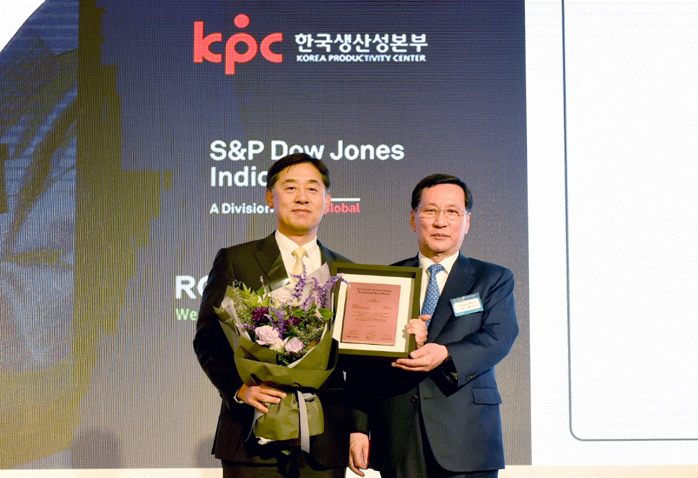 △1일 서울 르 메르디앙 호텔에서 개최된 '다우존스 지속가능경영지수 시상식'에서 삼성생명 방영민 부사장(왼쪽)이 국내 보험업계 최초로 6년 연속 'World' 등급을 수상한 뒤 한국생산성본부 홍순직 회장(사진 오른쪽)과 기념촬영을 하고 있다./ 사진제공=삼성생명