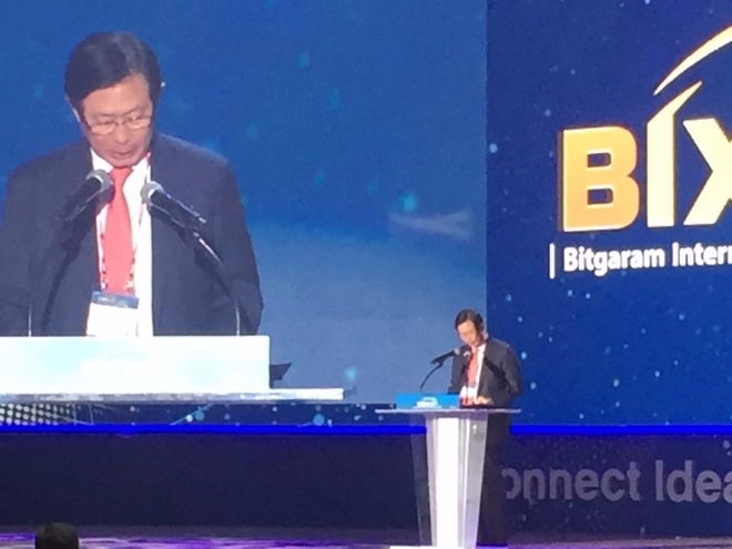 2일 조환익 한국전력 사장이 광주 김대중컨벤션센터에서 ‘에너지 4.0 시대’를 선도하는 글로벌 종합에너지박람회 ‘빛가람 국제 전력기술 엑스포 2017(BIXPO 2017·Bitgaram International Exposition of Electric Technology, 이하 BIXPO)’에서 인사말을 전하고 있다. 사진=유명환 기자.