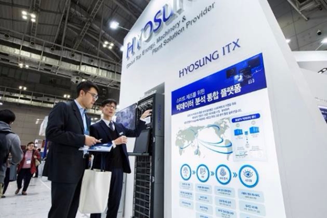 1일부터 광주 김대중컨벤션센터에서 열리고 있는 BIXPO(빛가람 국제 전력기술 전시회)에 효성 부스에서 직원들이 효성ITX가 스마트팩트로 구현을 위해 개발 적용한 빅데이터 플랫폼에 대해 설명하고 있는 모습. 사진=효성.