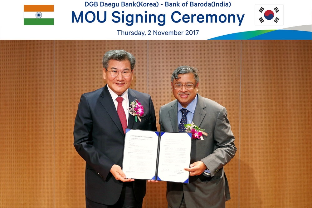 △박인규 대구은행장과 자야쿠마르 인도 바로다은행장이 2일 대구 침산동 대구은행 제2본점에서 상호협력을 위한 양해각서를 체결하고 기념 촬영을 하고 있다./사진=대구은행