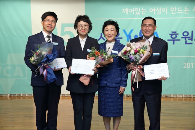 ▲감사패를 수상한 포스코(이두현 사회공헌그룹장), 유한킴벌리(김혜숙 상무), 조종남 서울Y 회장, 하나금융나눔재단(김정한 사무국장)