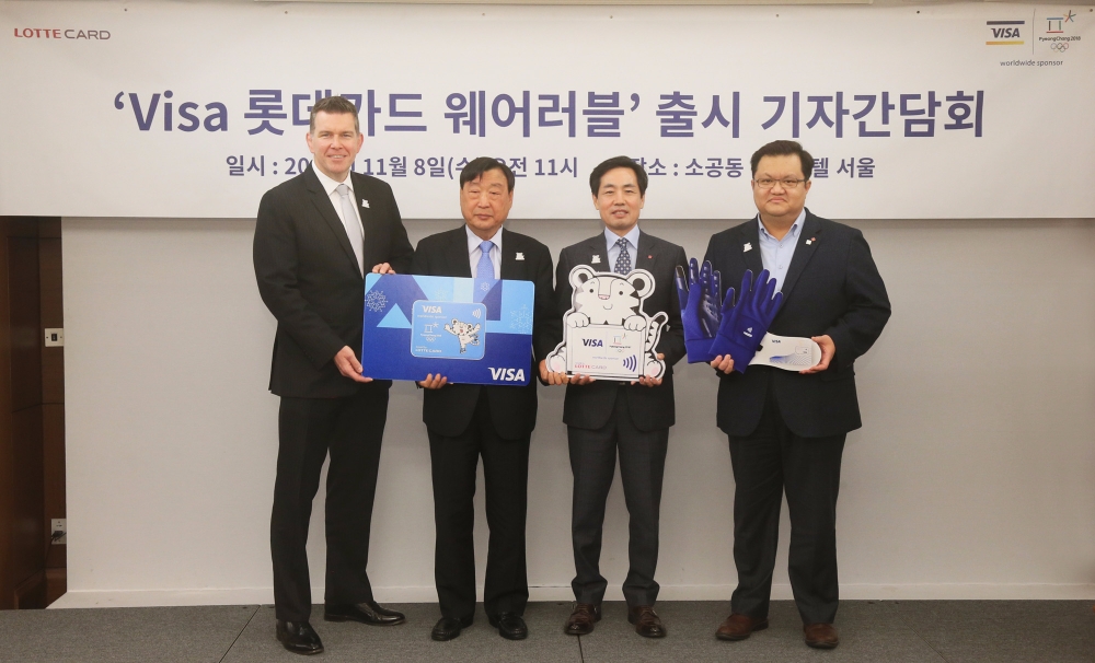△(왼쪽부터) 이안 제이미슨 비자코리아 사장, 이희범 2018 평창 동계올림픽대회·동계패럴림픽대회 조직위원장, 김창권 롯데카드 대표이사, 김대수 롯데백화점 마케팅부문장이 2018 평창 동계올림픽대회를 기념하여 출시된 ‘Visa 롯데카드 웨어러블’ 이미지 판넬을 들고 기념 촬영하고 있다./사진=비자코리아