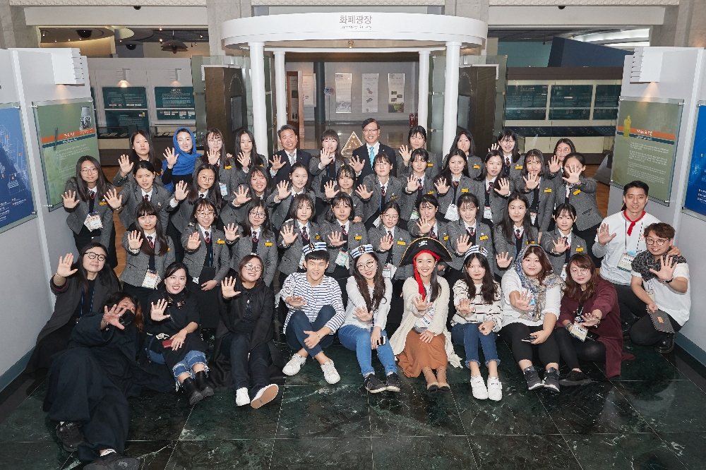 9일 오전 서울 중구 남대문로 한국은행 화폐박물관에서 열린 한국은행-은행연합회 금융빅게임 공동개최 행사에서 참석자들이 기념촬영을 하고 있다./사진=한국은행 제공