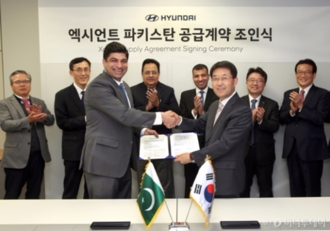 9일 현대자동차는 서울 양재동 본사 사옥에서 파키스탄과 엑시언트 200대 공급 계약을 체결했다고 10일 밝혔다. 이 자리에 참석한 현대차 상용수출사업부의 이인철 전무(오른쪽)와 파키스탄 현대차 상용대리점인 알하즈 현대의 빌랄 사장(왼쪽)이 계약 체결 후 악수를 나누고 있다. 사진=현대자동차.