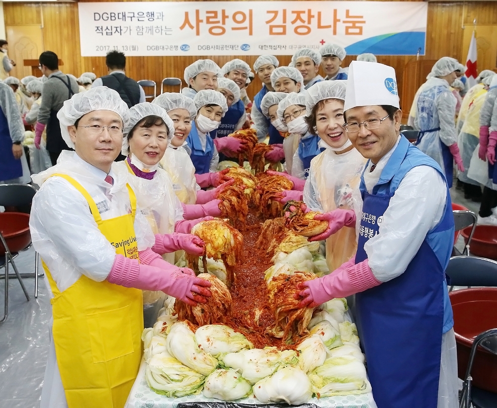 13일 대구시 중구 대구적십자사 별관에서 장영철 DGB대구은행 부행장(맨 앞줄 오른쪽), 송준기 대구적십자사 회장(맨 앞줄 왼쪽)을 포함한 임직원 및 봉사단원들이 '사랑의 김장나눔' 행사에 참여하고 있다./ 사진=DGB대구은행 제공