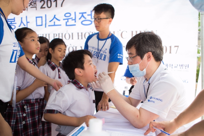 효성 미소원정대가 효성의 베트남 사업장 인근 초등학교 두 곳을 방문해 어린이들의 기초건강검진, 안과검진, 치과예방활동을 실시하고 있다.. 사진=효성