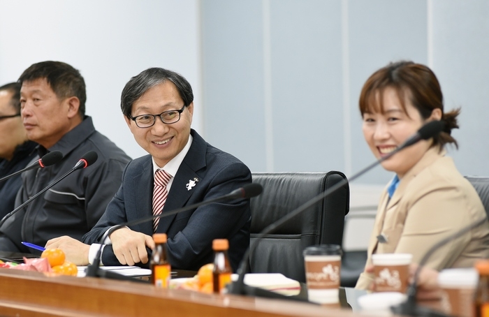 김성주 국민연금공단 이사장은 17일 오후 전북 전주시 덕진구 공단 본부 사옥에서 근무 중인 협력업체 근로자 60여명과 함께 간담회를 실시했다.