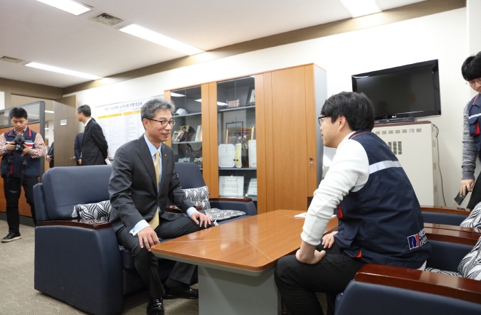 허인 KB국민은행장(사진 왼쪽)이 21일 서울 여의도 본점에서 열린 취임식 후 노동조합사무실을 방문해 박홍배 국민은행 노조위원장(사진 오른쪽)과 담화를 나누는 모습/ 사진제공= KB국민은행