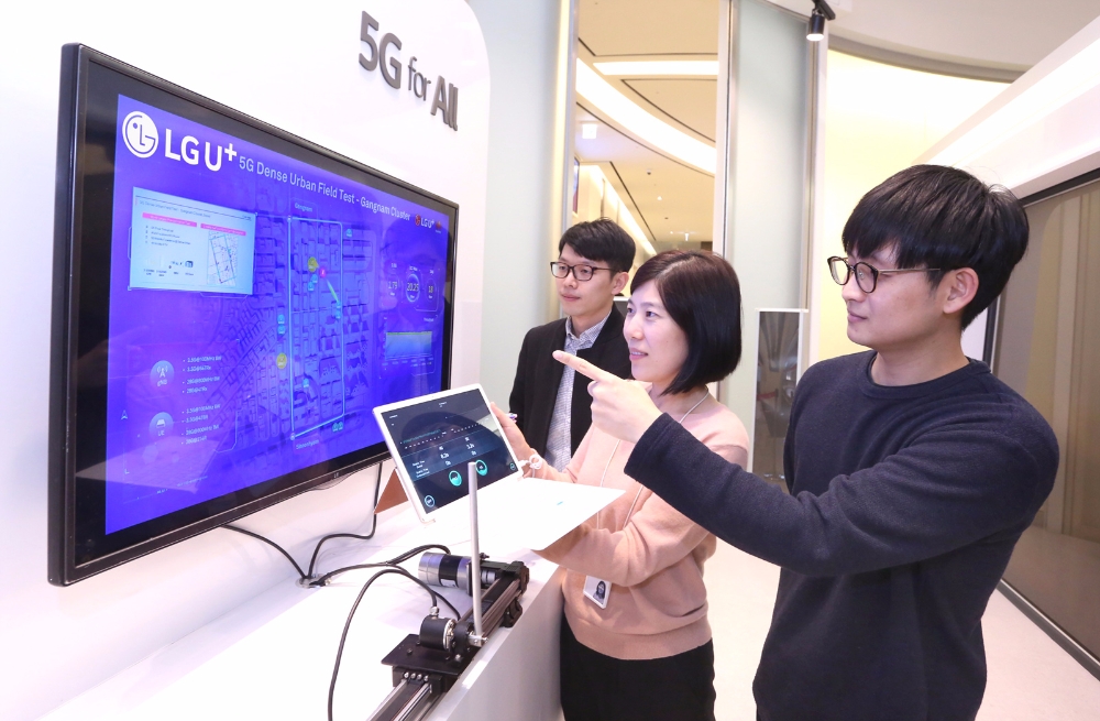 △LG유플러스 직원이 5G의 빠른 반응 속도를 보여주는 ‘5G 진동추’를 시연해 보고 있다