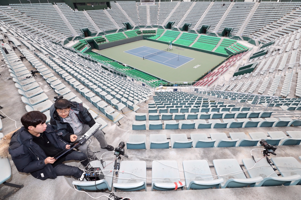△서울 송파구 올림픽공원 테니스경기장에서 직원들이 프랑스오픈 테니스경기대회에 적용될 ‘4DReplay’ 장비를 테스트하고 있다
