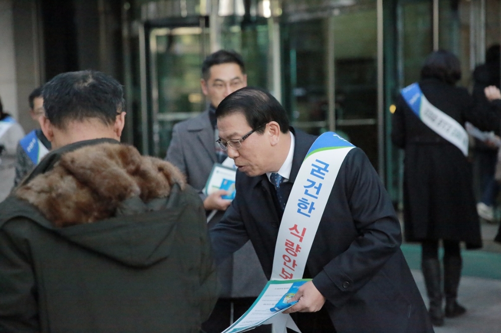 △'농협가치 헌법 반영 서명운동' 가두 캠페인에 나선 서기봉 NH농협생명 사장