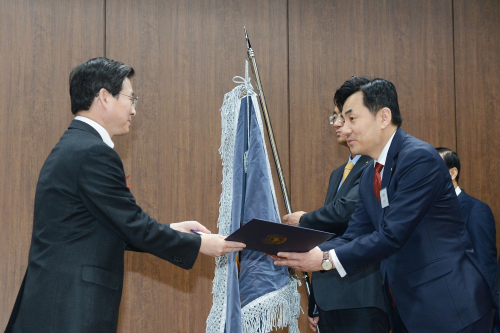 KB증권 윤경은 사장(오른쪽)이 11월 28일 서울 중구 전국은행연합회에서 개최된 "제 11회 자금세탁방지의 날" 행사에서 김용범 금융위원회 부위원장(왼쪽)으로부터 국무총리 표창을 받고 있다. 〈자료제공: KB증권〉