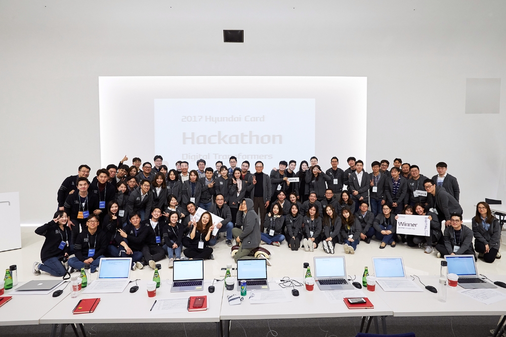 △현대카드 해커톤 행사에 참가한 직원들이 기념촬영을 하고 있다./사진=현대카드