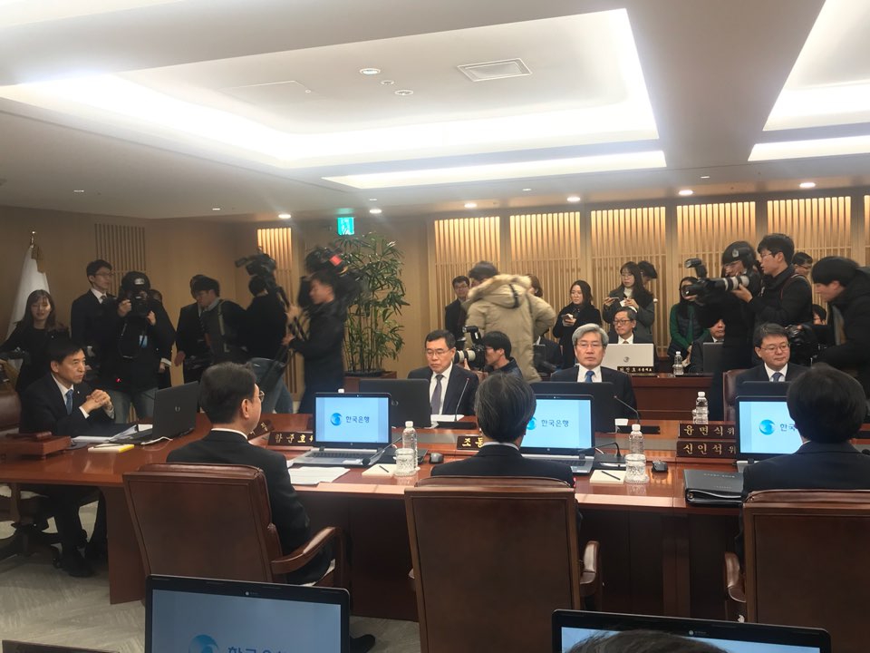 △8인 체제로 가동된 30일 한은 금통위 회의 모습. 이날 한은 금통위는 기준금리를 연 1.50% 수준으로 인상했다.