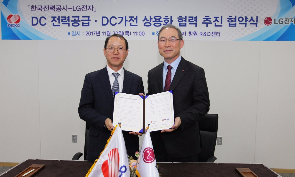 △LG전자와 한국전력공사가 30일 경상남도 창원시 LG전자 창원R&D센터에서 김시호 한국전력공사 부사장(왼쪽), 송대현 LG전자 H&A사업본부장(사장)이 참석한 가운데 ‘DC전력 공급 및 DC가전 상용화 협력’을 위한 업무 협약을 체결했다