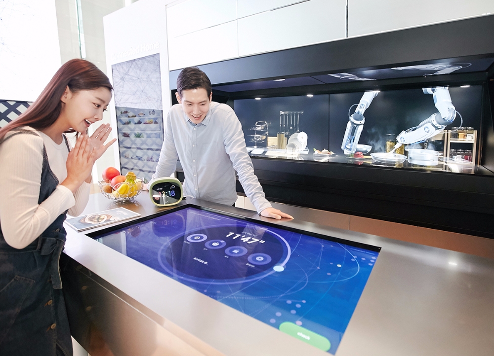 △SK텔레콤 모델들이 자사의 스마트홈을 시연하고 있다