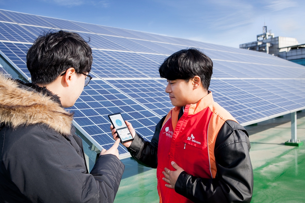 △SK텔레콤 직원이 동양이엔피 태양광인버터 모듈을 점검하고 있다